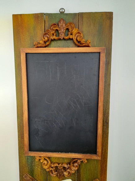 Placa Decorativa de Madeira Envelhecida com Quadro Lousa - Imagem 4