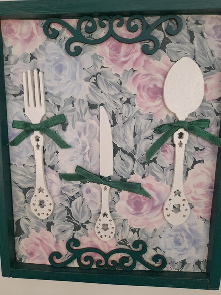 Placa Decorativa em mdf Verde Musgo Decorada com Talheres - Imagem 3