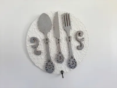 Porta chave de mdf redondo  com textura branca e talheres prata