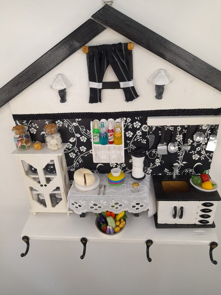 Porta Chave Casa Preto e Branco com Miniatura - Imagem 3