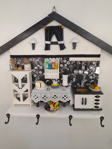 Porta Chave Casa Preto e Branco com Miniatura - Imagem 2