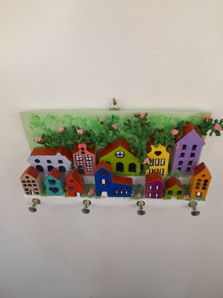 Porta Chave com mdf e Madeira Decorado com Mini Prédios - Imagem 2