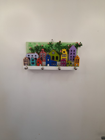 Porta Chave com mdf e Madeira Decorado com Mini Prédios