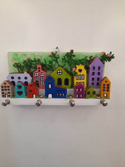 Porta Chave com mdf e Madeira Decorado com Mini Prédios - Imagem 3