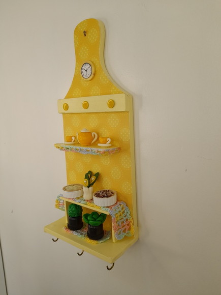 Porta Chave de Madeira Amarelo Decorado com Miniaturas - Imagem 5