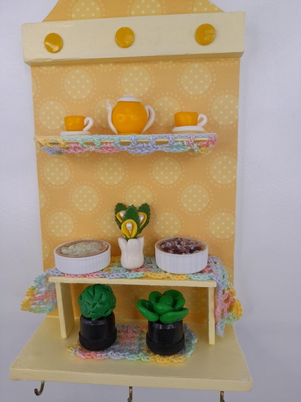 Porta Chave de Madeira Amarelo Decorado com Miniaturas - Imagem 3
