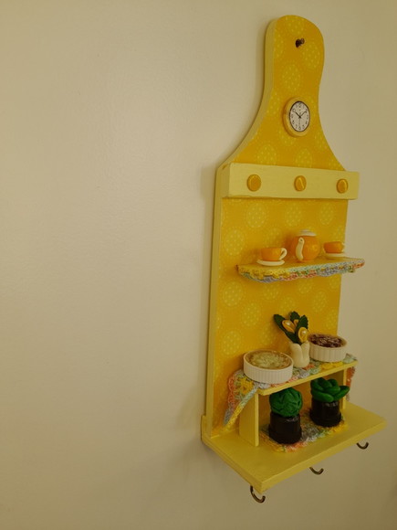 Porta Chave de Madeira Amarelo Decorado com Miniaturas - Imagem 4
