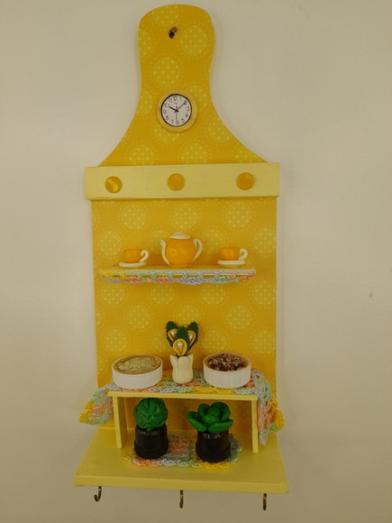 Porta Chave de Madeira Amarelo Decorado com Miniaturas - Imagem 2