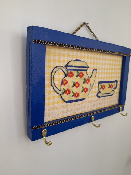 Porta Chave de Madeira Azul Decorado com Xícara e Bule - Imagem 3