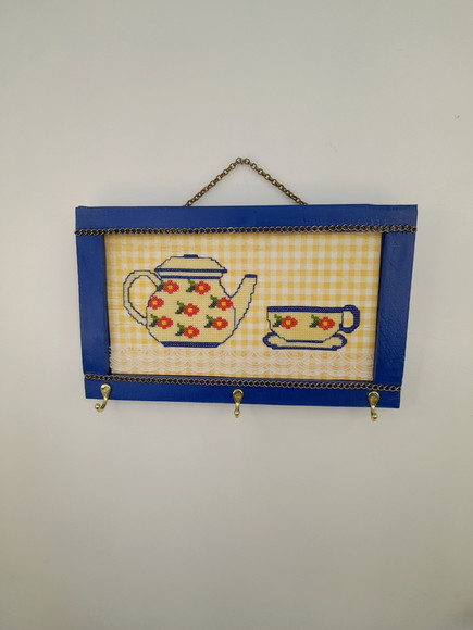 Porta Chave de Madeira Azul Decorado com Xícara e Bule