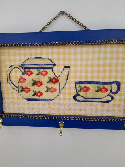 Porta Chave de Madeira Azul Decorado com Xícara e Bule - Imagem 2