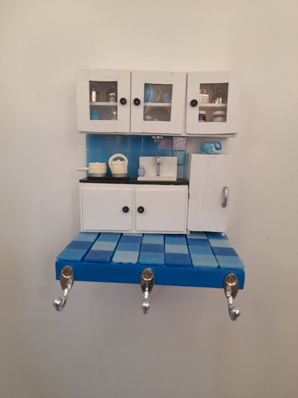 Porta Chave de Madeira Azul e Branco com Miniaturas - Imagem 2