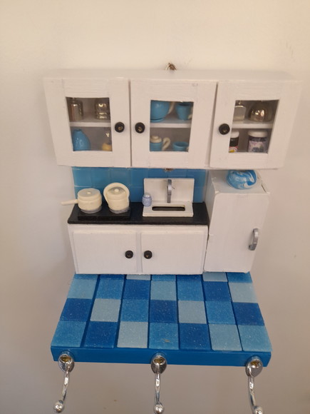Porta Chave de Madeira Azul e Branco com Miniaturas - Imagem 3