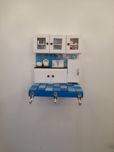 Porta Chave de Madeira Azul e Branco com Miniaturas