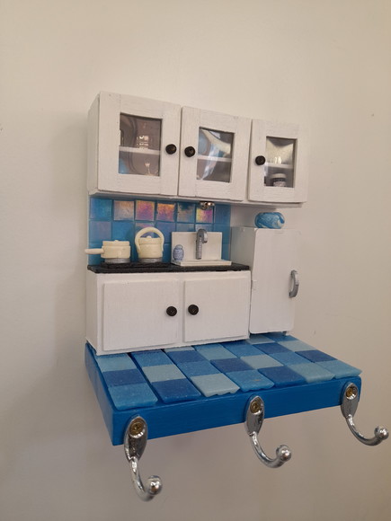 Porta Chave de Madeira Azul e Branco com Miniaturas - Imagem 4