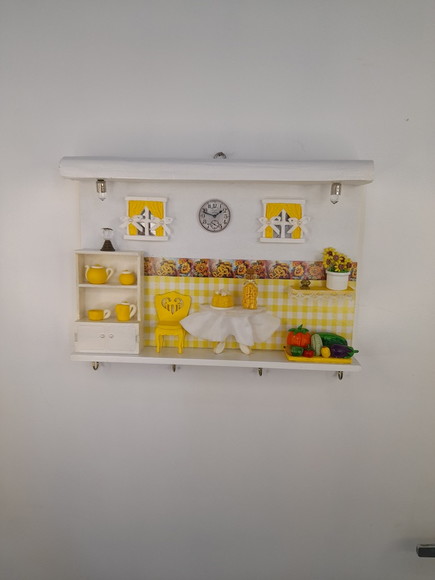 Porta Chave de Madeira Branco e Amarelo com Miniatura - Imagem 2