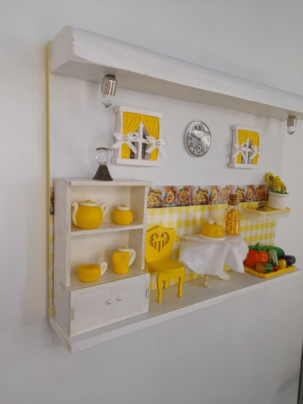 Porta Chave de Madeira Branco e Amarelo com Miniatura - Imagem 4