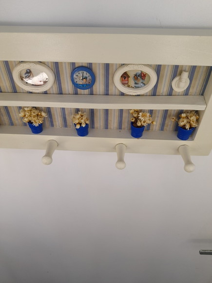 Porta Chave de Madeira Branco e Bege com Miniatura - Imagem 3