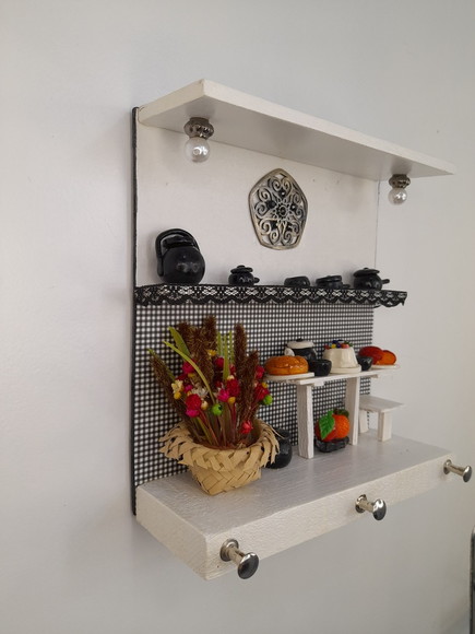 Porta Chave de Madeira Branco e Preta com Miniatura - Imagem 4