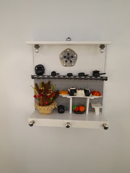 Porta Chave de Madeira Branco e Preta com Miniatura - Imagem 2