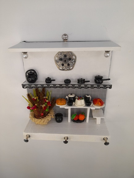 Porta Chave de Madeira Branco e Preta com Miniatura - Imagem 3
