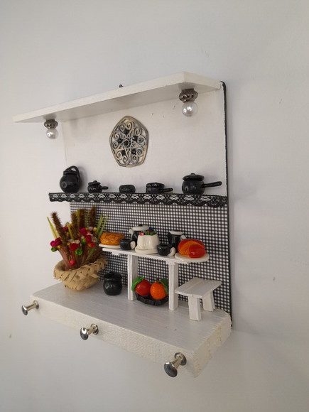 Porta Chave de Madeira Branco e Preta com Miniatura - Imagem 5