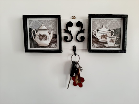 Porta Chave de Madeira Branco e Preto Decorado - Imagem 5