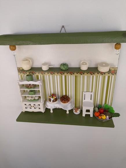 Porta chave de madeira branco e verde oliva com miniatura - Imagem 3