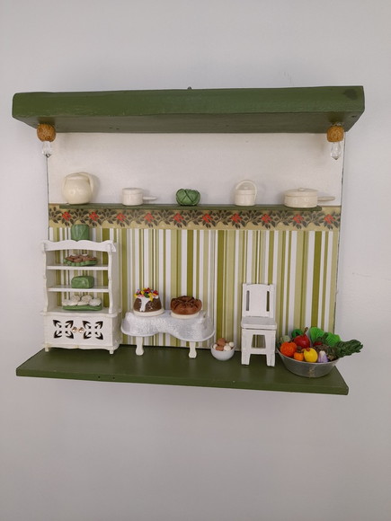 Porta chave de madeira branco e verde oliva com miniatura - Imagem 2