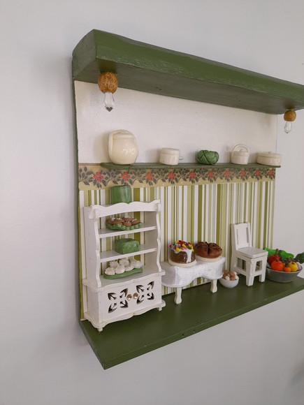 Porta chave de madeira branco e verde oliva com miniatura - Imagem 4