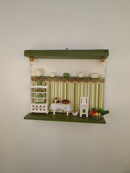 Porta chave de madeira branco e verde oliva com miniatura