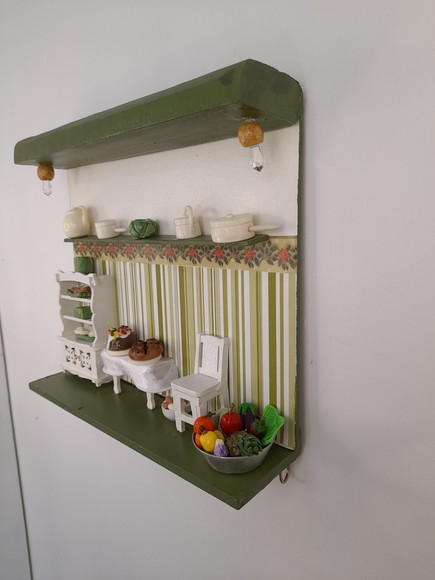 Porta chave de madeira branco e verde oliva com miniatura - Imagem 5