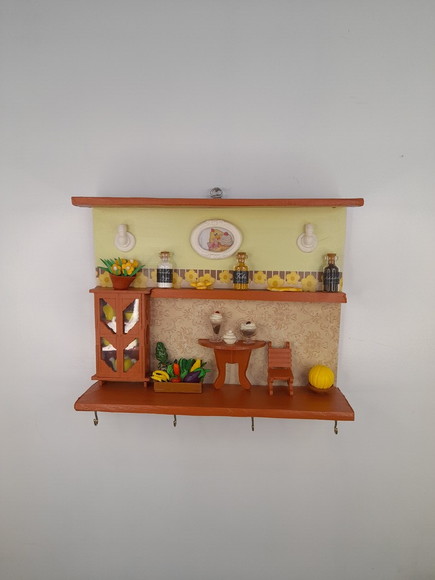 Porta Chave de Madeira Cerâmica Clara e Palha com Miniatura - Imagem 2
