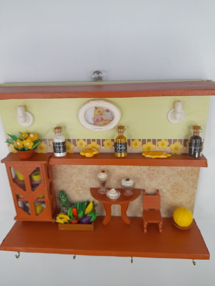Porta Chave de Madeira Cerâmica Clara e Palha com Miniatura - Imagem 3