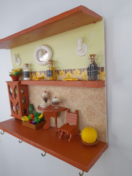 Porta Chave de Madeira Cerâmica Clara e Palha com Miniatura - Imagem 5