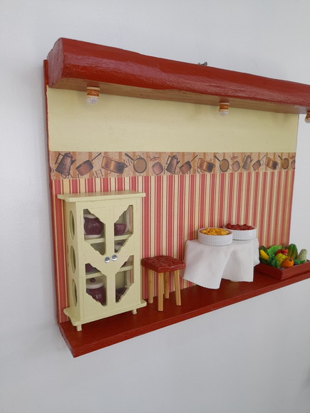 Porta chave de madeira cerâmica e palha decorado com miniatura - Imagem 4