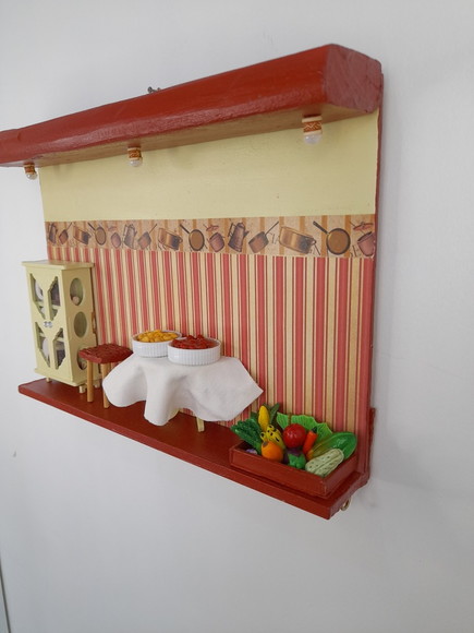 Porta chave de madeira cerâmica e palha decorado com miniatura - Imagem 5