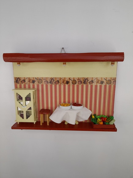 Porta chave de madeira cerâmica e palha decorado com miniatura