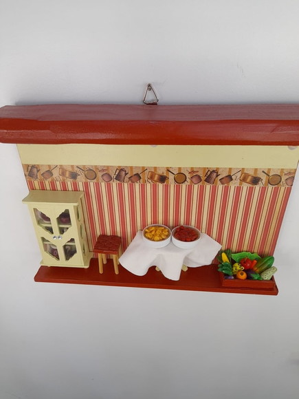 Porta chave de madeira cerâmica e palha decorado com miniatura - Imagem 3