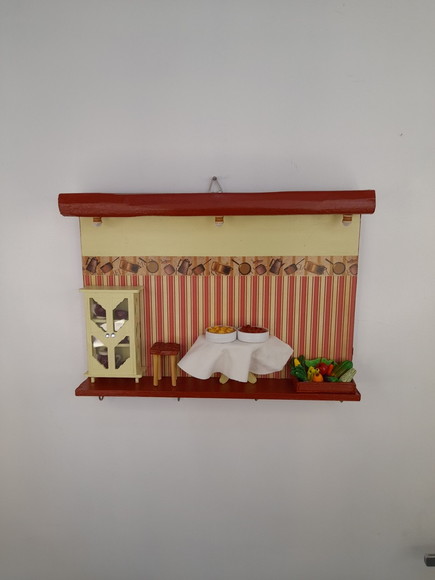 Porta chave de madeira cerâmica e palha decorado com miniatura - Imagem 2