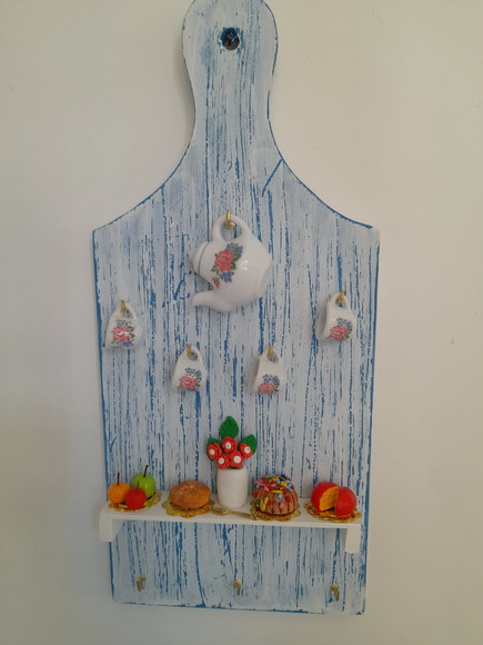 Porta Chave de Madeira com Pátina Decorado com Miniatura - Imagem 2