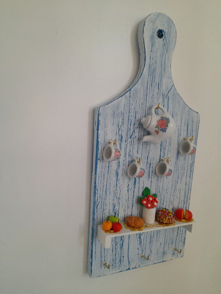 Porta Chave de Madeira com Pátina Decorado com Miniatura - Imagem 3