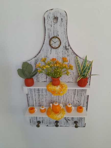 Porta Chave de Madeira com Pátina Decorado com Miniatura - Imagem 4