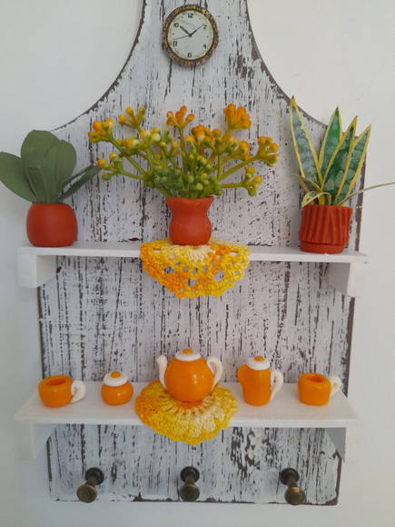 Porta Chave de Madeira com Pátina Decorado com Miniatura - Imagem 5