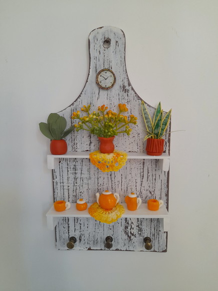 Porta Chave de Madeira com Pátina Decorado com Miniatura - Imagem 2
