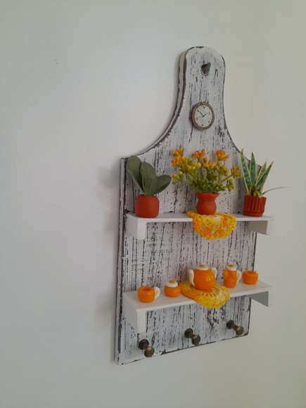 Porta Chave de Madeira com Pátina Decorado com Miniatura - Imagem 3