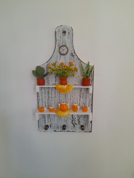 Porta Chave de Madeira com Pátina Decorado com Miniatura