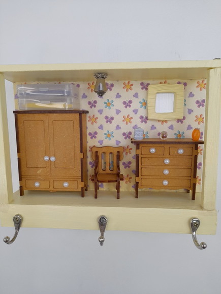 Porta Chave de Madeira Decorado com Miniatura - Imagem 3