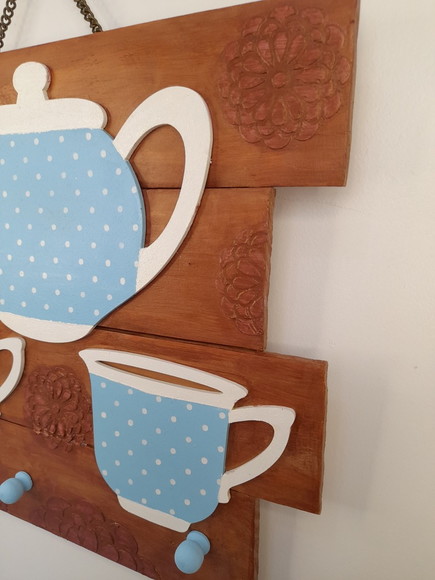 Porta Chave de Madeira Envelhecida Decorado c/ Bule e Xícara - Imagem 4