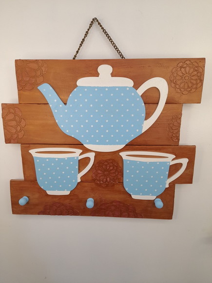Porta Chave de Madeira Envelhecida Decorado c/ Bule e Xícara
